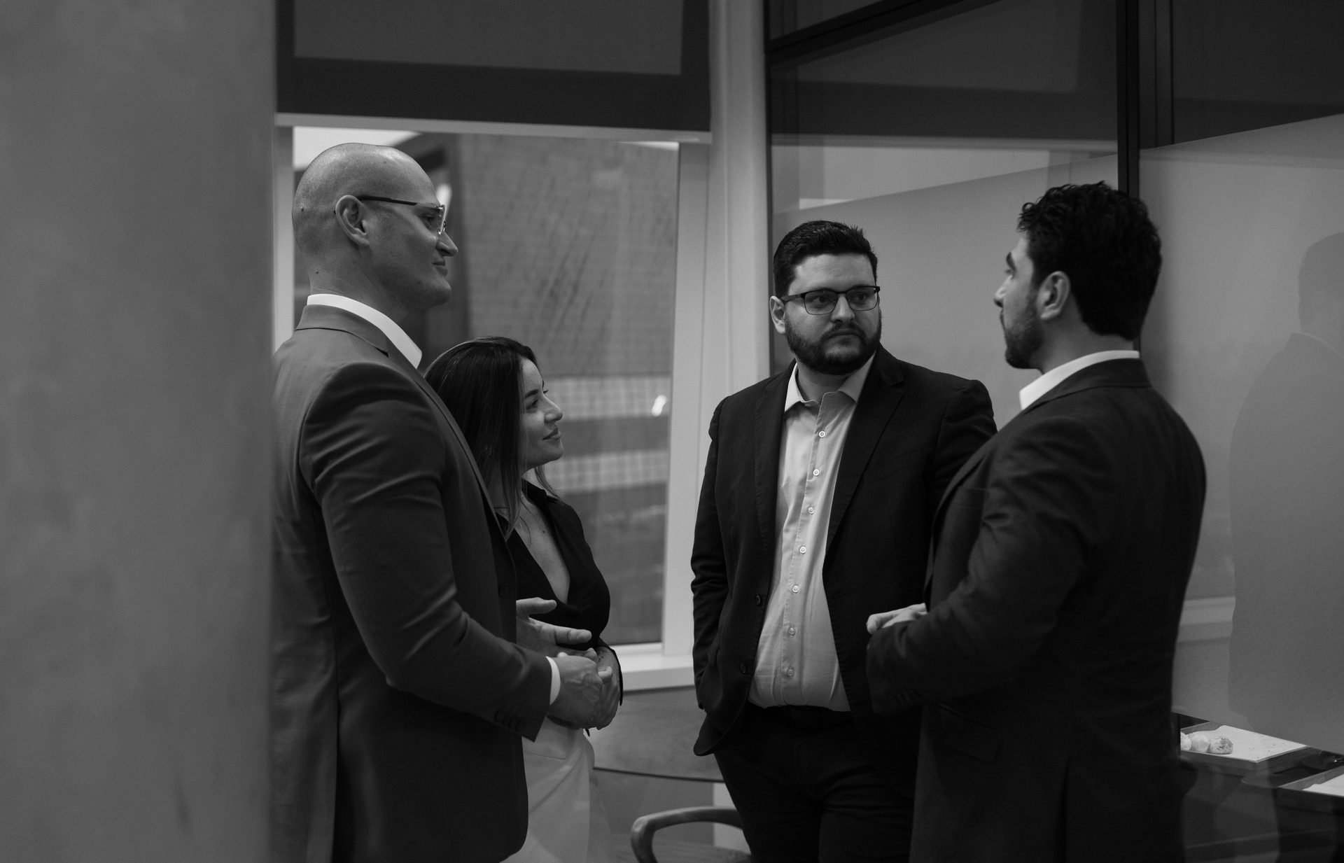 Equipe da Veritas em conversa com empresários em um escritório